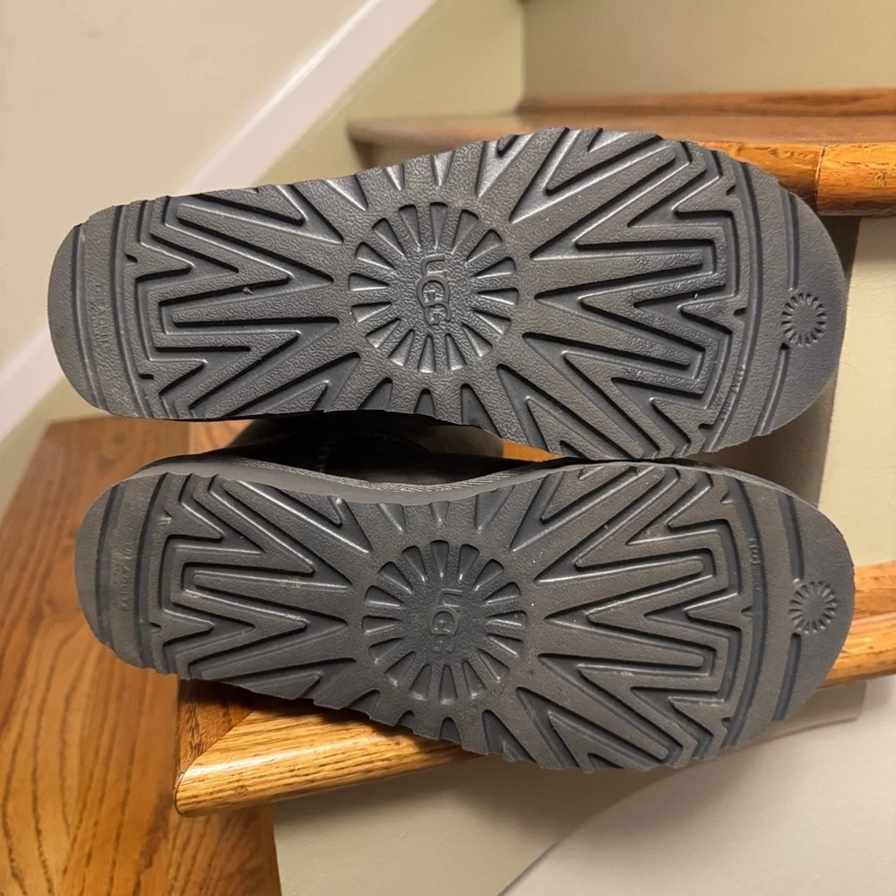 LIKE NEW UGG 🐑 Classic Short II Gray Boots Size 7 - worn once!